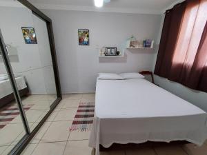 隆德里纳Apartamento próx ao centro Londrina的卧室配有白色的床