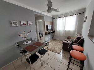 隆德里纳Apartamento próx ao centro Londrina的客厅配有桌子和沙发