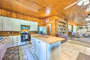 GroveLochview Lodge Idyllic Farmhouse in Grove!的厨房配有白色橱柜和木制天花板