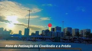阿拉卡茹Apto na Praia de Atalaia a 100 metros da Passarela do Caranguejo的城市天际线,天空中有一个红色气球