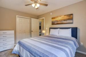 杰克逊维尔Hawkins Cove的一间卧室配有一张床和吊扇