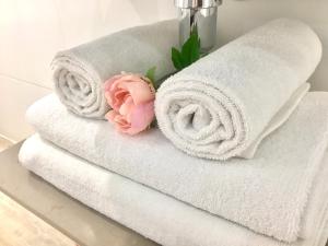 巴塞罗那Front Arc的浴室的台面上摆放着一堆毛巾