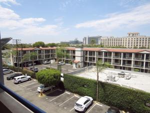 安纳海姆Capri Suites Anaheim的停车场的景色,停车场有停车位