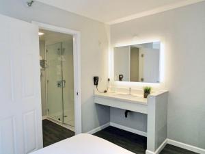 安纳海姆Capri Suites Anaheim的一间带水槽和淋浴的浴室