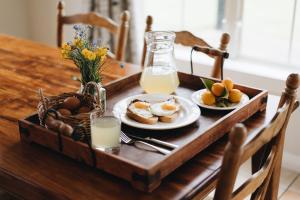 马丁伯勒布雷乡村水疗度假酒店的一张木桌,上面放有食物、鸡蛋和牛奶