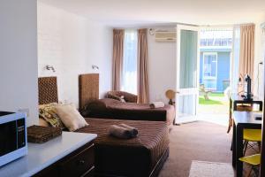马拉库塔Mallacoota Hotel Motel的酒店客房设有带沙发的客厅和客厅。