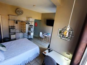 特古西加尔巴Cómodo Apartamento privado的一间卧室配有一张床和一张桌子及椅子