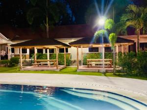 利帕3 Peaks Resort & Boutique Hotel的一座晚上设有游泳池的房子