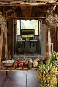 萨帕Chapa Farmstay - Mountain Retreat的桌上水果蔬菜的展示