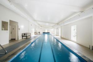 马丁伯勒布雷乡村水疗度假酒店的一座位于大楼内的蓝色海水室内游泳池