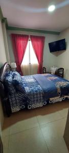 瓜亚基尔Casa Serena的一间卧室配有床和红色窗帘的窗户