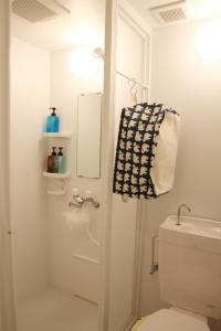 东京HAMA HILLS Shinjuku的一间带卫生间的浴室和门上的毛巾
