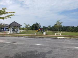 CukaiAlam Perdana @ Kemaman Cukai的公园设有游乐场