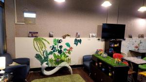 花莲市花蓮阿羅國際青年旅舍民宿的客厅,墙上挂着植物壁画