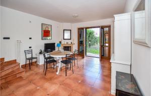 MonterosiAmazing Home In Monterosi With 2 Bedrooms And Wifi的厨房以及带桌椅的用餐室。