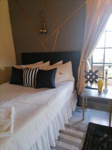 范德拜尔帕克Matlapeng Country Estate的卧室配有一张大白色床和窗户