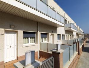 卡斯特尔德费尔斯Apartments Playa de Castelldefels的旁边带阳台的建筑