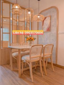 归仁Quy Nhon Chillin' Apartment - FLC Sea Tower Quy Nhơn Căn Hộ Hướng Biển的一间带桌椅的用餐室