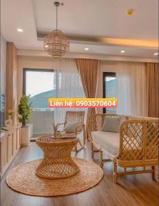 归仁Quy Nhon Chillin' Apartment - FLC Sea Tower Quy Nhơn Căn Hộ Hướng Biển的客厅配有沙发和桌子