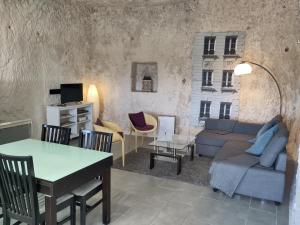 罗什科尔邦Le Gite de la Loire的客厅配有沙发和桌子