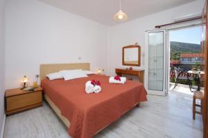 凯法利尼亚岛黛尔蒙托复式酒店的一间卧室配有一张床,上面有两条毛巾