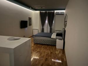 KaraburmaKoTa apartmani Beograd的一间卧室配有一张床和一张书桌