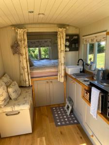 阿克斯明斯特The Orchard Shepherds Hut的一个小房子里的一个小厨房,配有床