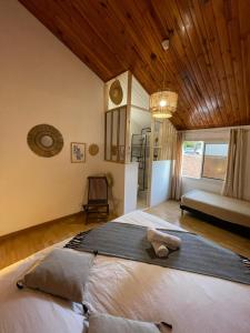 圣皮埃尔Les Baroudeurs Hostel的一间卧室配有一张大床,上面有瑜伽垫