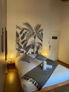圣皮埃尔Les Baroudeurs Hostel的卧室配有一张挂着壁画的床铺