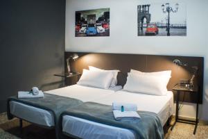 瓦伦西亚Quart Youth Hostel & Apartments的酒店客房,配有带毛巾的床