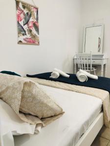 克拉托坎波斯Mini Villas Avra的一间卧室配有一张床,上面有两条毛巾