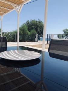 克拉托坎波斯Mini Villas Avra的水池中的桌子反射