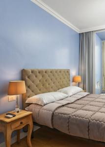 罗马Rhome Hosting的一间卧室配有一张大床和一张带台灯的桌子。