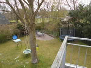 伊策霍Radlerquartier Edendorf的享有庭院、树木和游乐场的景色