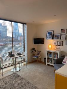 伦敦玛尔亭斯塔楼桥公寓的一间带桌子的客厅,享有城市美景