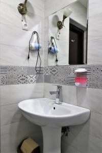 第比利斯Hotel Rose的浴室设有白色水槽和镜子