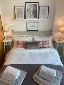 伦敦玛尔亭斯塔楼桥公寓的卧室配有白色的床和两个枕头