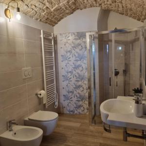 阿尔贝罗贝洛La tana degli Incerti的浴室配有卫生间、盥洗盆和淋浴。