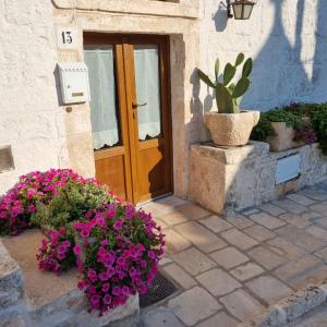 阿尔贝罗贝洛La tana degli Incerti的门前有鲜花的房子的门