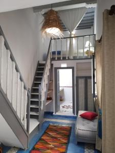 索维拉RIAD MAROSKO的客厅的楼梯,有地毯