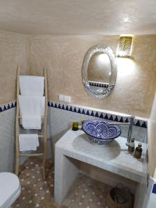 索维拉RIAD MAROSKO的一间带水槽和镜子的浴室