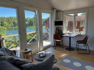 韦姆德Exclusive guesthouse with stunning Seaview!的带沙发、桌子和窗户的客厅