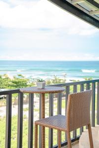 San NarcisoThe Palms Resort & Bar的海景阳台上的桌椅