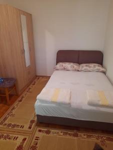 泽莱尼卡Zelenica Apartment的一间卧室配有一张带白色床罩的床