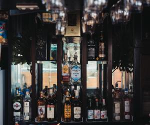 San NarcisoThe Palms Resort & Bar的展示了许多瓶装酒精的酒吧