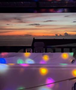 San NarcisoThe Palms Resort & Bar的日落时分船后部的景色