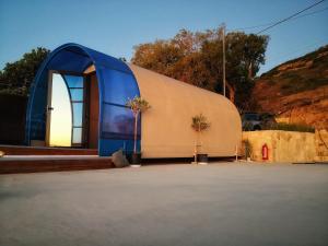 PalaiokastroGlamsea unique Glamping experience, palaiokastro crete的一座蓝色和白色的建筑