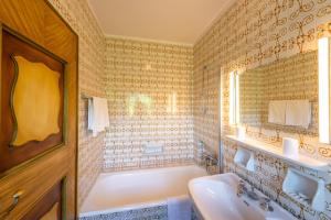 考那亚诺Haus Oberhofer的带浴缸和盥洗盆的浴室