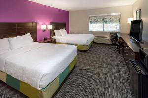 休斯顿La Quinta by Wyndham Houston NW Brookhollow的酒店客房设有两张床和一台平面电视。