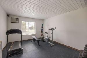 克莱顿Quality Inn & Suites的一间设有健身房的房间,里面设有两个健身器材